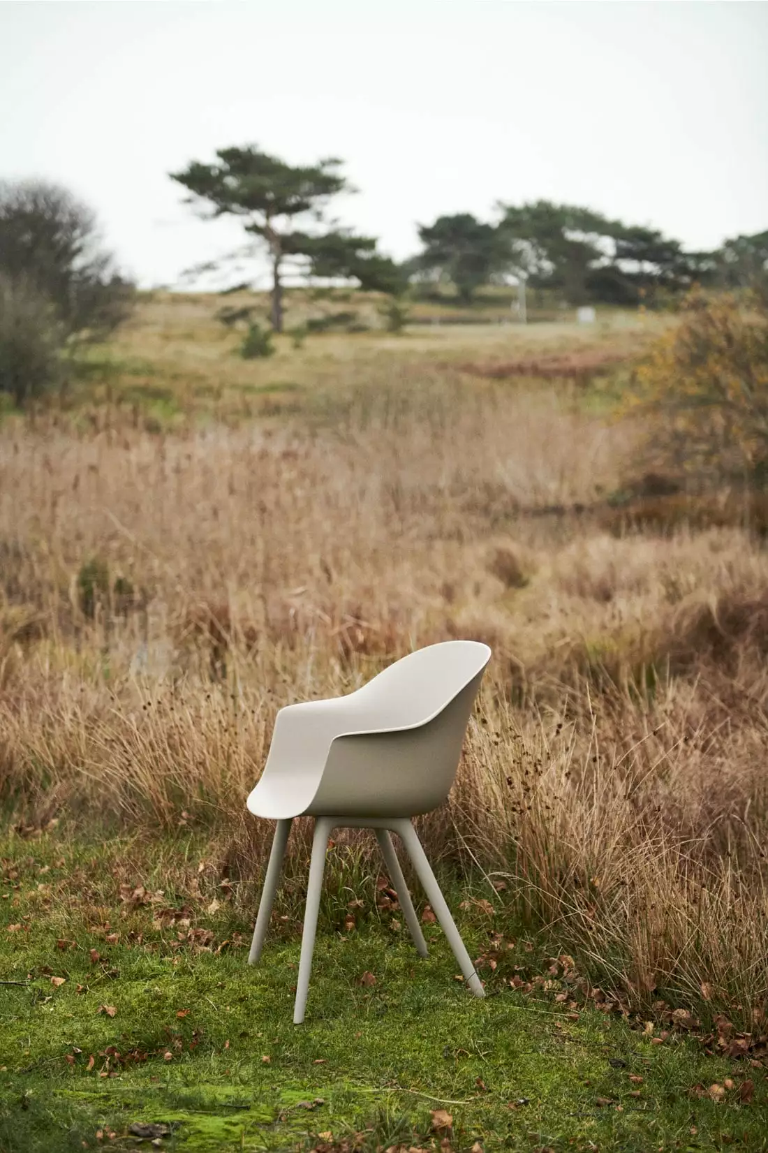 Gubi Bat Esszimmerstuhl Outdoor, New Beige 3 Gubi Bat Esszimmerstuhl Outdoor, New Beige – Bild 3