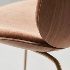 Gubi Beetle 3D Veneer Stuhl Walnussfarben/Messing, Belsuede Sp Fr 133 -Cozy Living gubi beetle dining chair antbrass belsuede sp fr 132 3