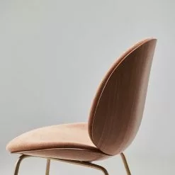 Gubi Beetle 3D Veneer Stuhl Walnussfarben/Messing, Belsuede Sp Fr 133 -Cozy Living gubi beetle dining chair antbrass belsuede sp fr 132 4