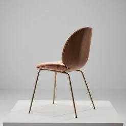 Gubi Beetle 3D Veneer Stuhl Walnussfarben/Messing, Belsuede Sp Fr 133 -Cozy Living gubi beetle dining chair antbrass belsuede sp fr 132 5