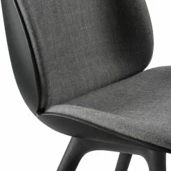 Gubi Beetle Stuhl Gepolstert Vorderseite / Kunststoffbasis, Remix 3 152 10 Gubi Beetle Stuhl Gepolstert Vorderseite / Kunststoffbasis, Remix 3 152 -Cozy Living gubi beetle dining chair black plastic 2