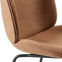 Gubi Beetle Stuhl Gepolstert / Kegelförmige Basis, Around Bouclé 032 -Cozy Living gubi beetle dining chair front matt black 23