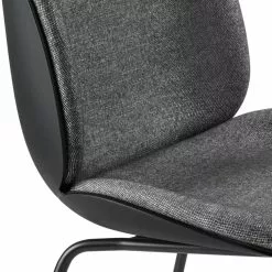 Gubi Beetle Stuhl Gepolstert Vorderseite / Kegelförmige Basis, Plain 0023 -Cozy Living gubi beetle dining chair front matt black 3