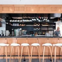 Gubi 3D Barstuhl H65cm, Walnut/ Shy Cherry -Cozy Living gubi gubi 3d barstuhl h65cm walnut black 3