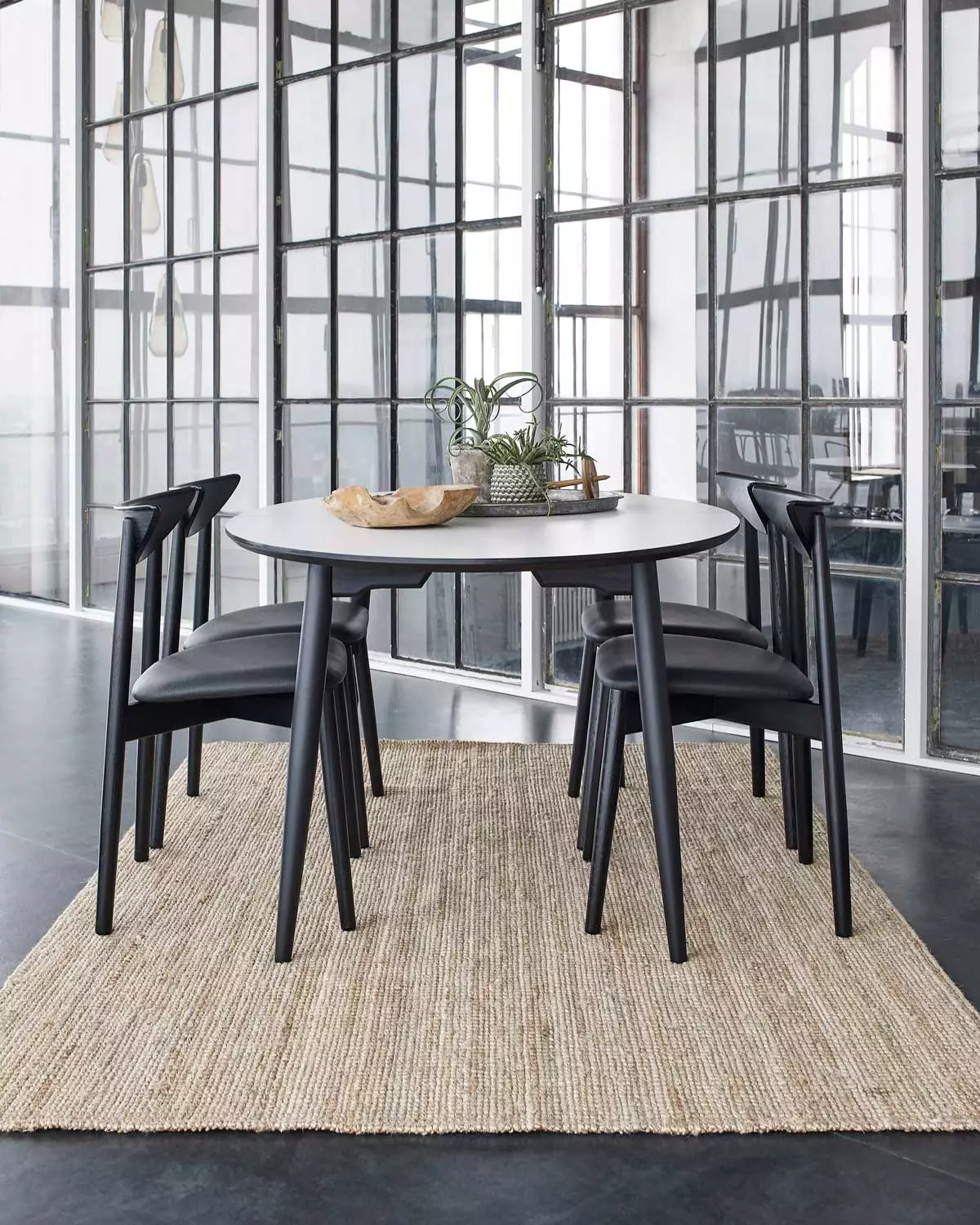 Haslev Symphony Stuhl, Schwarz Ledersitz, Schwarz Gebeizte Eiche 2 Haslev Symphony Stuhl, Schwarz Ledersitz, Schwarz Gebeizte Eiche – Bild 2