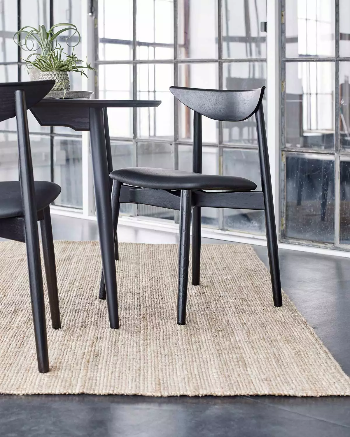 Haslev Symphony Stuhl, Schwarz Ledersitz, Schwarz Gebeizte Eiche 3 Haslev Symphony Stuhl, Schwarz Ledersitz, Schwarz Gebeizte Eiche – Bild 3