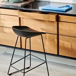 Hay AAS 38 Barhocker Niedrig, Schwarzes Gestell / Schwarz 9 Hay AAS 38 Barhocker Niedrig, Schwarzes Gestell / Schwarz -Cozy Living hay aas 38 barhocker kurz schwarzes gestell 7