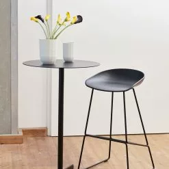 Hay AAS 38 Barhocker Niedrig, Schwarzes Gestell / Schwarz 8 Hay AAS 38 Barhocker Niedrig, Schwarzes Gestell / Schwarz -Cozy Living hay aas 38 barhocker kurz schwarzes gestell 9