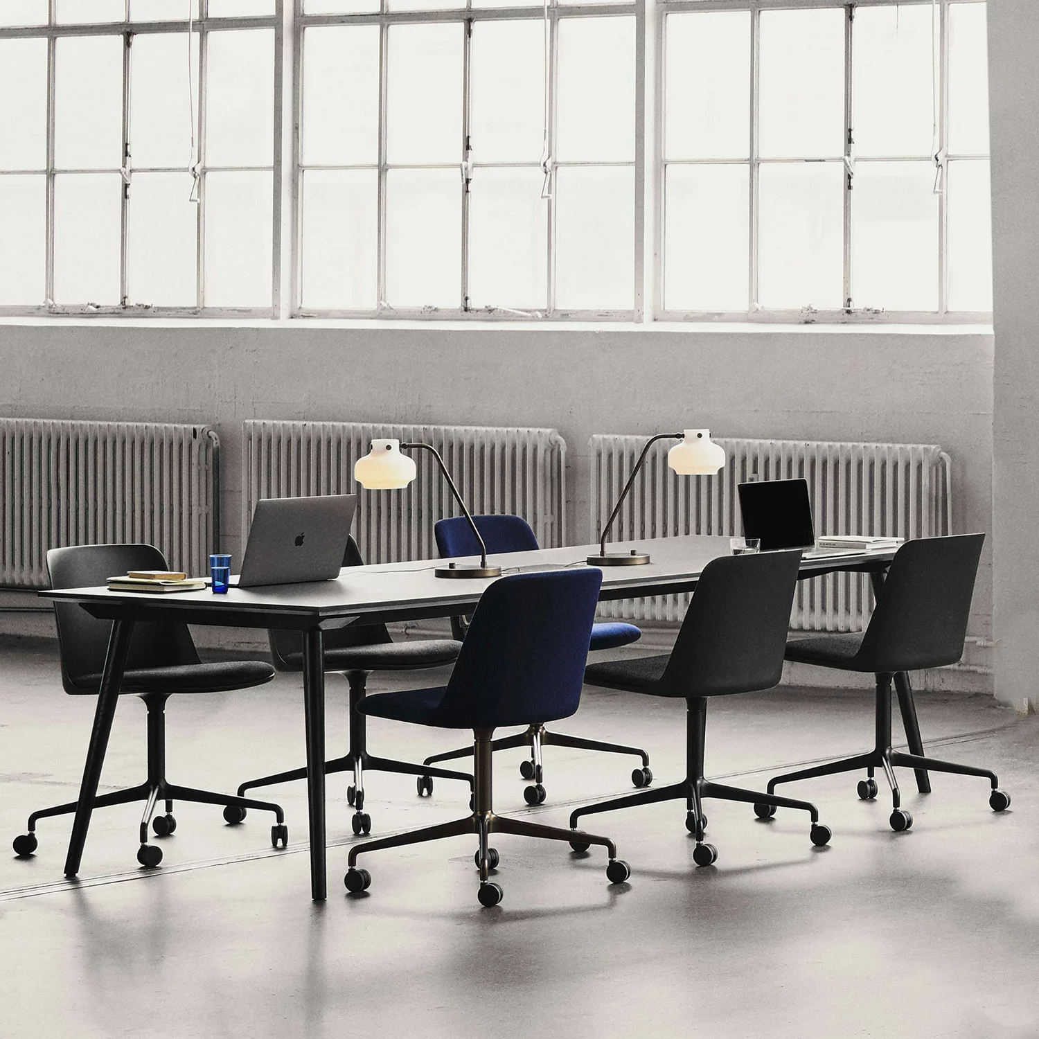 &Tradition Rely Stuhl HW23 Swivel, Schwarz / Silk 0842 2 &Tradition Rely Stuhl HW23 Swivel, Schwarz / Silk 0842 – Bild 2