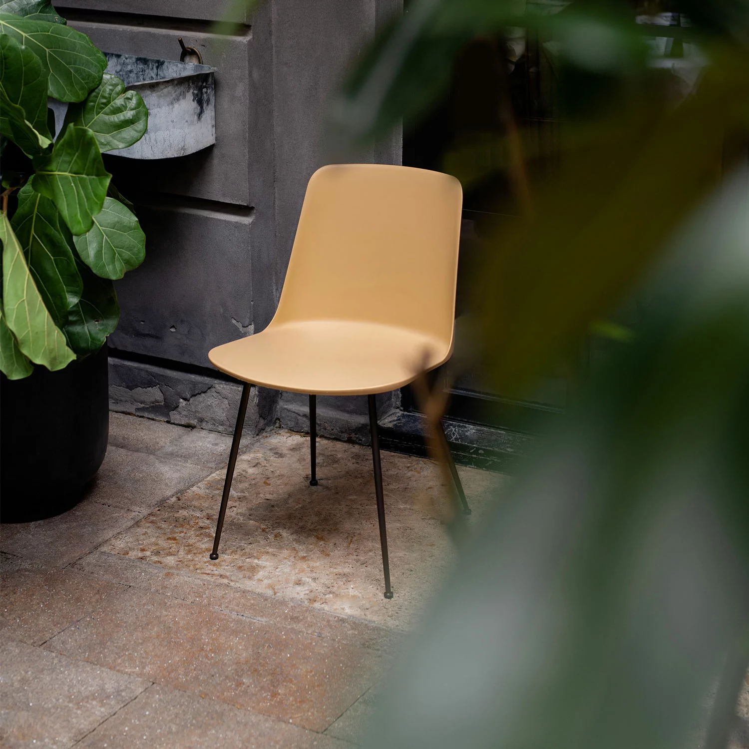 &Tradition Rely Stuhl HW6, Schwarz / Beige 2 &Tradition Rely Stuhl HW6, Schwarz / Beige – Bild 2